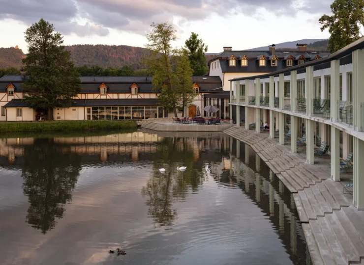 Nowy budynek hotelowy jest połączony z głównym budynkiem pałacu