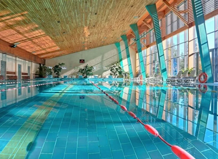 Hotel Perła Południa posiada pełnowymiarowy basen pływacki