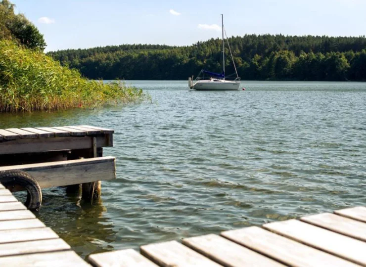 Półwysep Wądzyń wyróżnia bliskość i dostępność jeziora