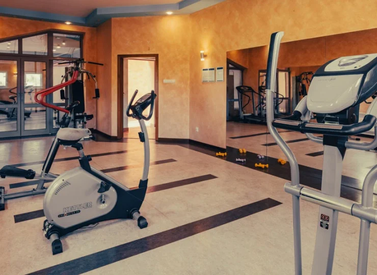 Sala fitness jest wyposażona w profesjonalne urządzenia firmy Kettler
