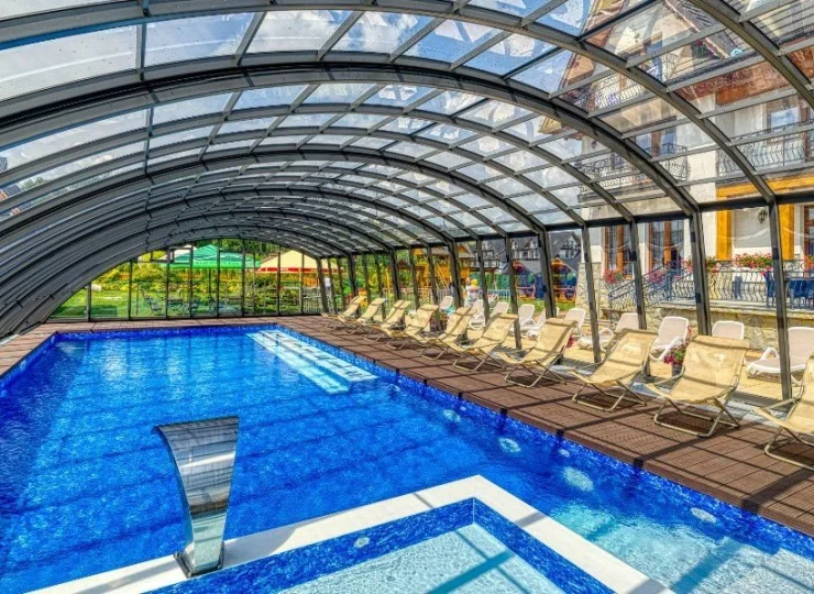 Nad basenem jest specjalne zadaszenie chroniące przed wiatrem czy deszczem