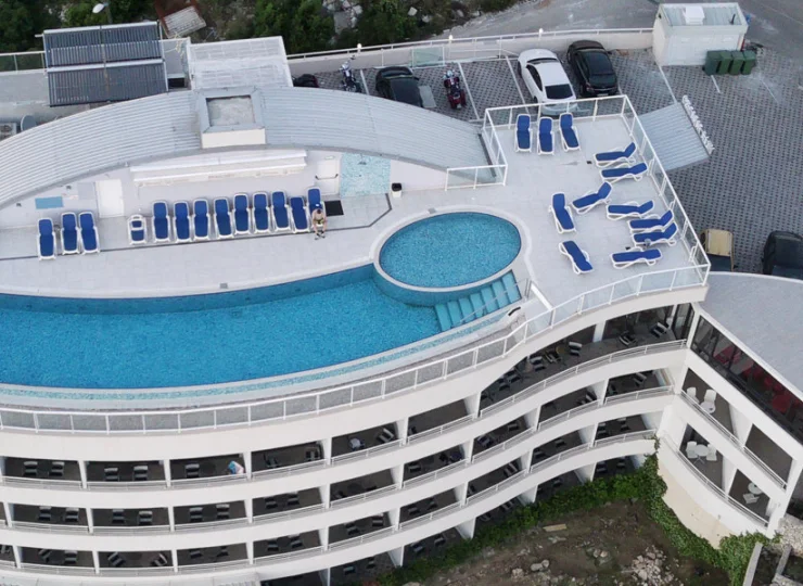 Hotel posiada sezonowy basen na dachu