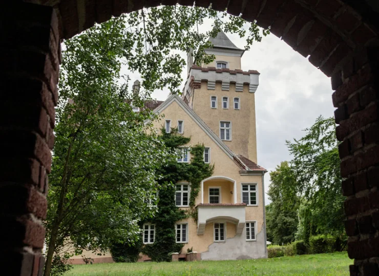 Zamek Nowęcin to odrestaurowana rezydencja położona nad brzegiem jeziora