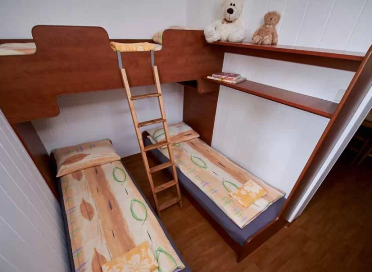 Oraz trzy na pojedynczych łóżkach w sypialni - to świetna opcja dla rodzin
