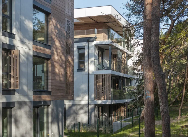 To nowo wybudowany kompleks apartamentów otoczonych sosnowym lasem