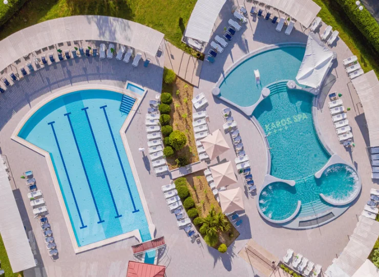 Hotel Karos Spa**** posiada 2 sezonowe baseny zewnętrzne