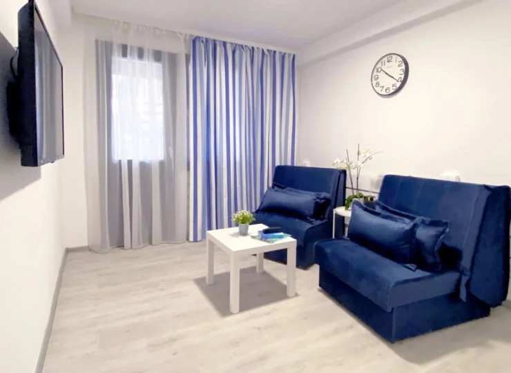 Pokój dzienny apartamentu standard z kanapą i TV