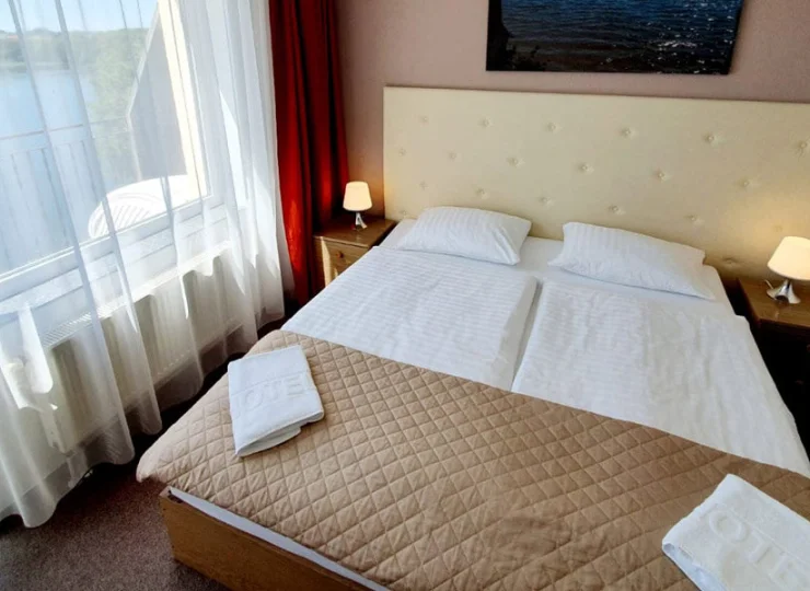 Każdy pokój 2-osobowy ma balkon z widokiem na jezioro lub las, TV, biurko, Wi-Fi
