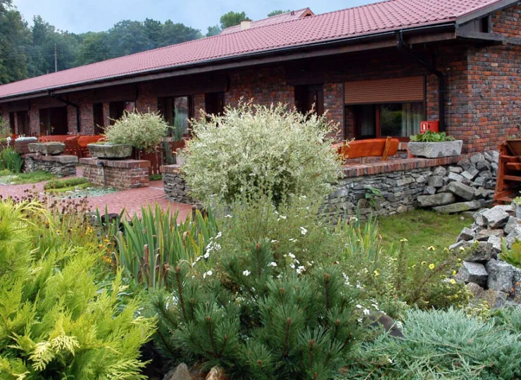 Goście mogą korzystać ze spokoju i piękna bujnego ogrodu
