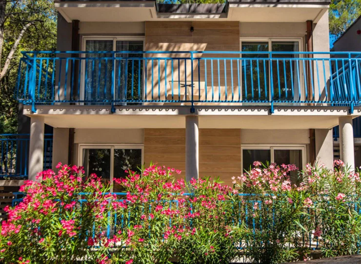 Komfortowe apartamenty znajdują się w niskich domach otoczonych roślinnością