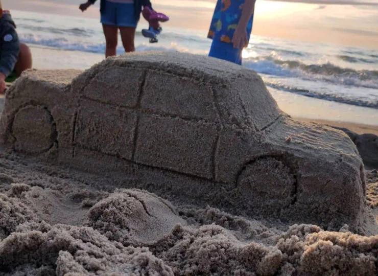 Plaża jest tutaj piaszczysta i łagodna
