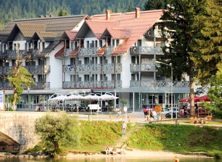Hotel Jezero leży 50 metrów od brzegu jeziora