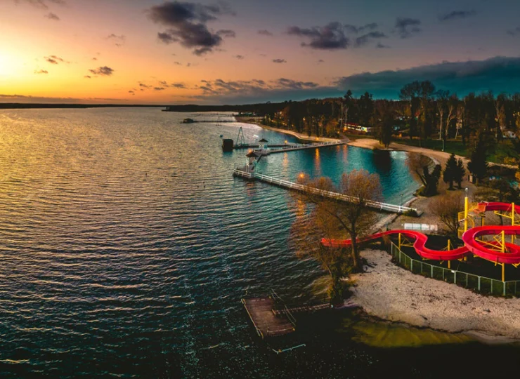 Tuż obok znajdują się strzeżone plaże, pomost, kąpielisko i zjeżdżalnia