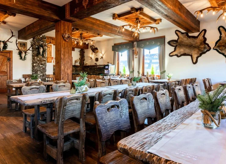 Dworek dysponuje restauracją utrzymaną w klimacie myśliwskim