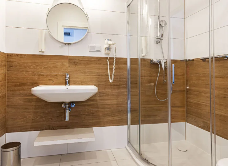 Łazienki wyposażono w przestronne kabiny prysznicowe oraz suszarki do włosów