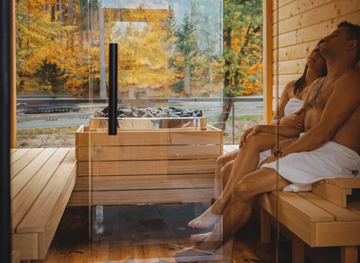 Na gości Rezydencji Aqua czeka relaks w saunie z widokiem na ścianę lasu