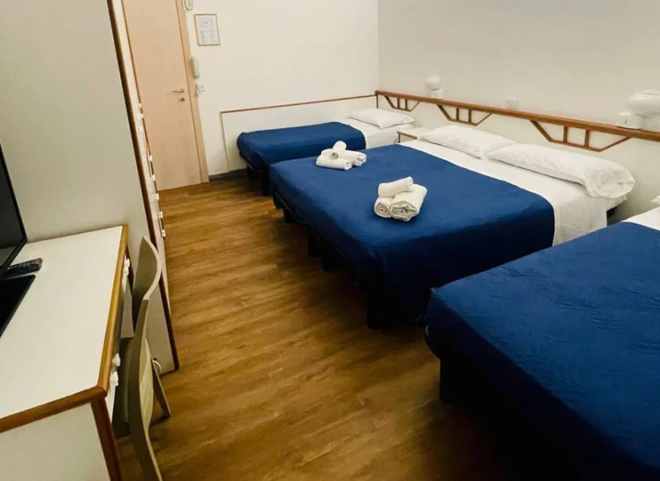 W pokoju 4-osobowym mieści się podwójne łóżko oraz dwa pojedyncze