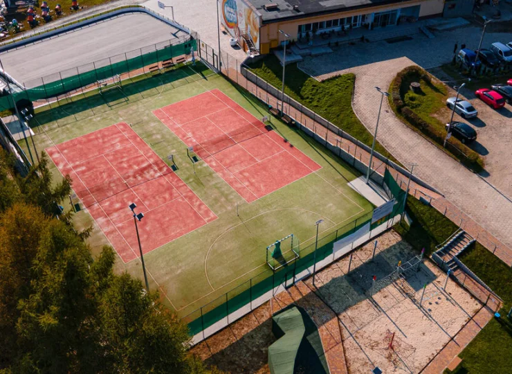 Ośrodek rekreacyjny posiada korty tenisowe, siłownię, wielofunkcyjne boisko
