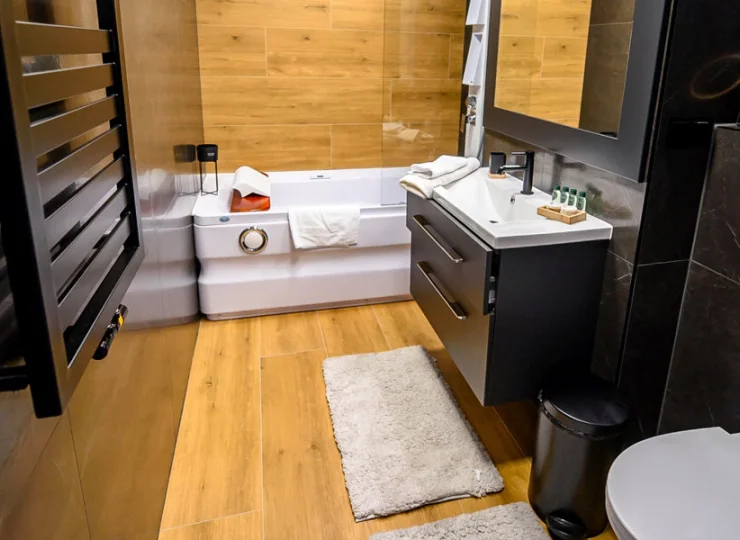 W apartamencie deluxe goście mogą relaksować się w wannie z hydromasażem