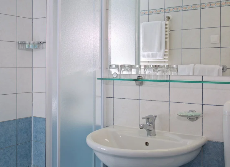 Każdy pokój dysponuje własną łazienką z kabiną prysznicową i suszarką do włosów
