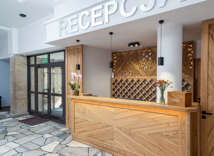 Elegancka recepcja hotelowa jest czynna przez całą dobę