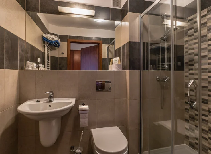 Łazienki zostały wyposażone w kabiny prysznicowe