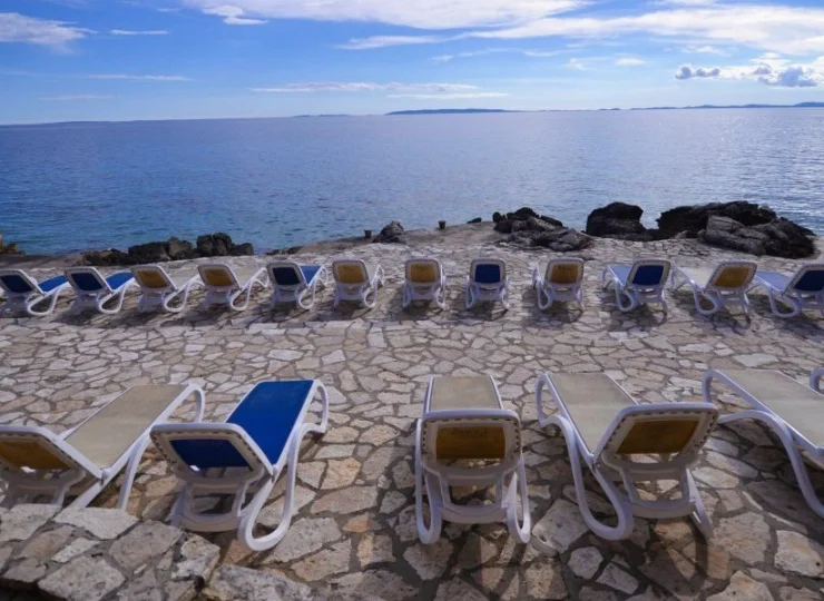 Goście mogą korzystać z prywatnej hotelowej plaży