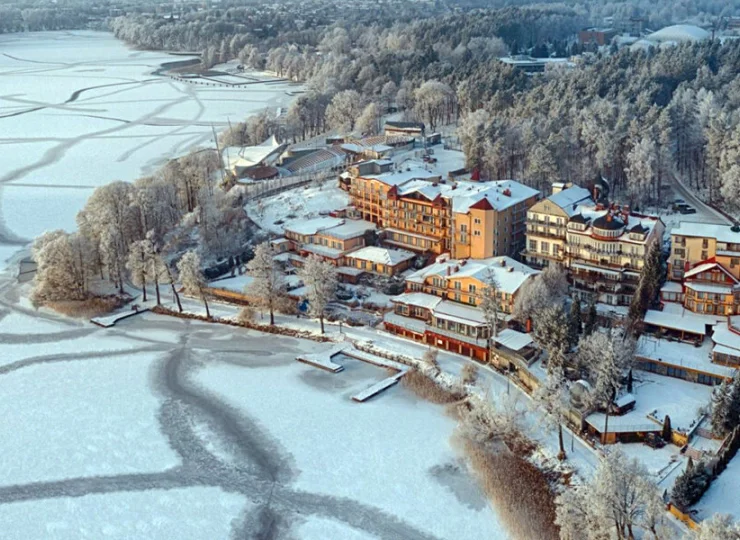 Hotel jest położony nad jeziorem Czos, blisko słynnego amfiteatru w Mrągowie