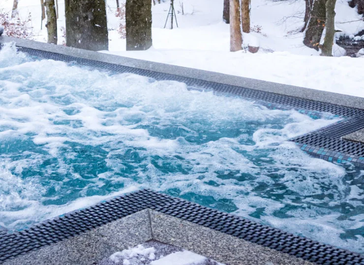 Zewnętrzne jacuzzi pozwala na relaks niezależnie od pory roku