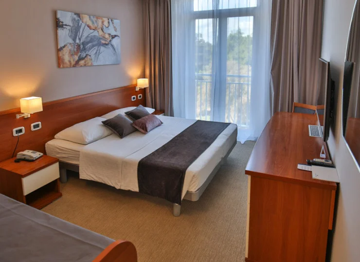 W Arena Hotel Holiday przygotowano wygodne 2-osobowe pokoje z kanapami
