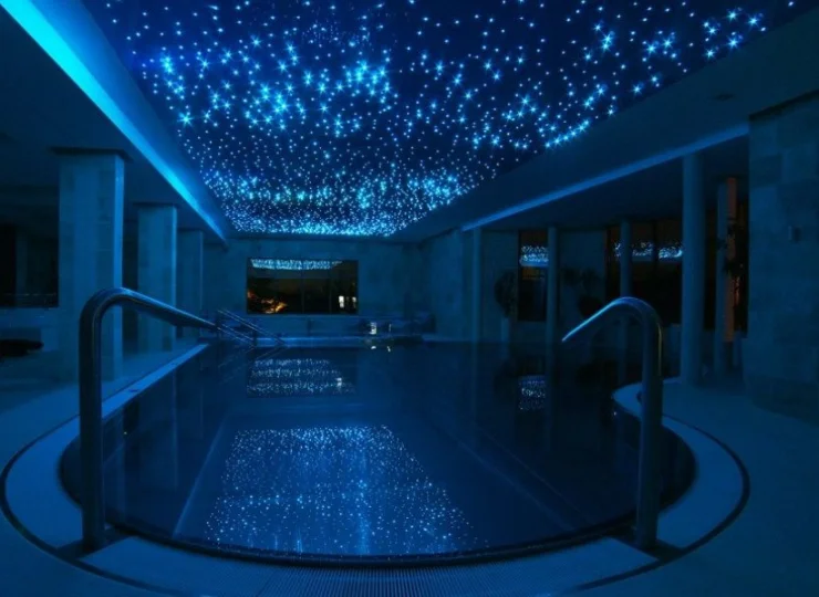 Hotel organizuje okazjonalnie nocne pływanie