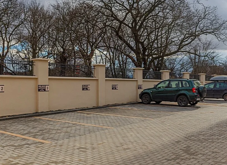 Przed budynkiem przygotowano parking dla gości