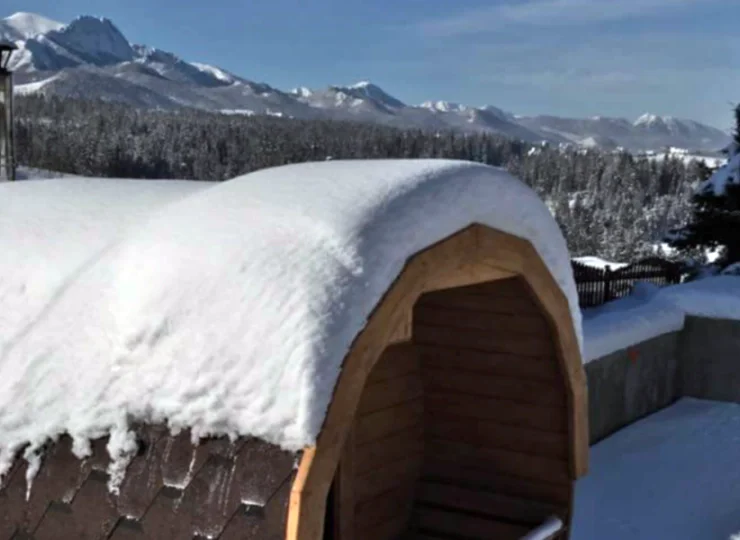 Przy obiekcie mieści się widokowa sauna