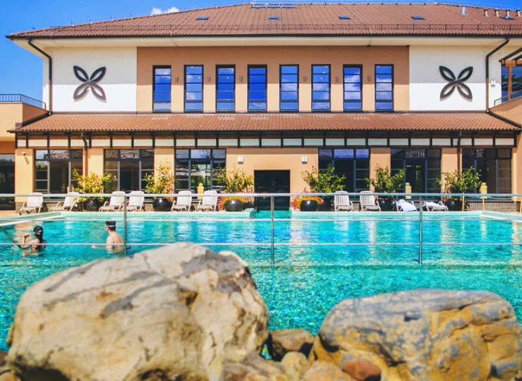 Resort posiada wewnętrzne i zewnętrzne baseny