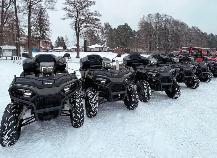 Dla miłośników adrenaliny są organizowane zimowe wyprawy na quadach