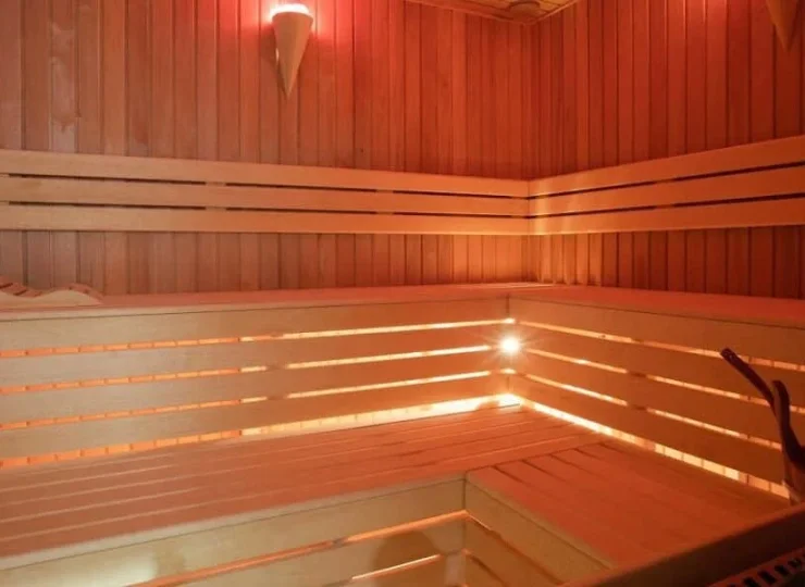 W strefie saun Amber Park SPA mieści się sauna sucha oraz łaźnia parowa