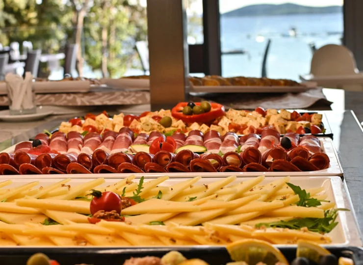 Śniadania i obiadokolacje są podawane w formie bufetów z widokiem na morze