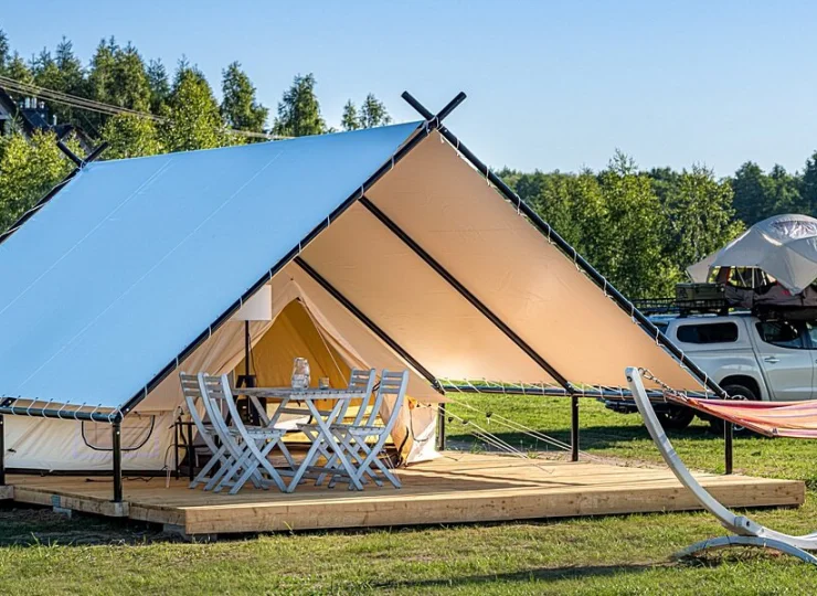 Widok glampingu od zewnątrz