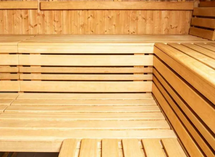 W strefie wellness goście mogą korzystać z sauny i pokoju relaksacyjnego