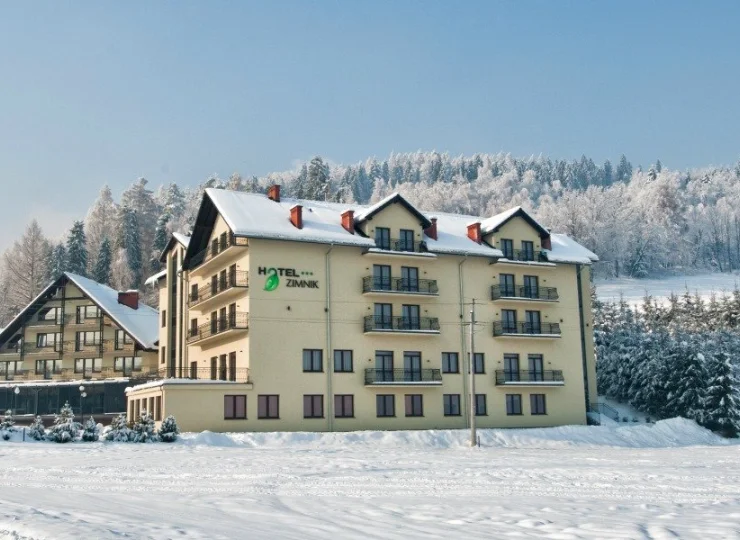 Hotel położony jest w sercu Beskidu Śląskiego w pobliżu ośrodków narciarskich