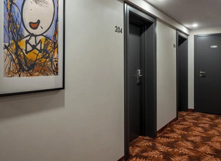 Wnętrza hotelu dekorują współczesne grafiki