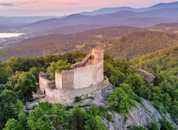 Atrakcją regionu jest imponująco położony zamek Chojnik