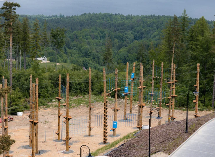 Latem resort oferuje największy w Karkonoszach park linowy (otwarty latem 2023)