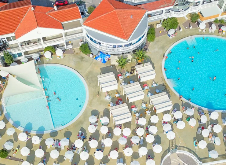 Hotel wyróżnia największy kompleks zewnętrznych basenów w okolicy