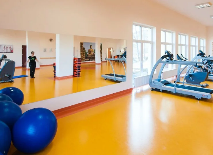 Obiekt posiada przestronną, dobrze wyposażoną salę fitness