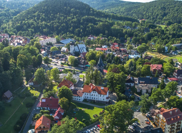 Villa Karpacz leży w zielonej okolicy, 15-20 minut spacerem od centrum