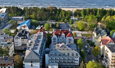 Obiekt mieści się przy nadmorskiej promenadzie, bardzo blisko pięknej plaży