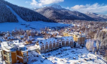 Czterogwiazdkowy hotel mieści się u podnóża góry Nosal i ośrodka narciarskiego