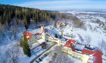 Obiekt jest położony na łagodnych zboczach Gór Izerskich, atrakcyjnych też zimą