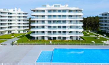 Latem goście apartamentów mogą korzystać z kompleksu basenowego z brodzikiem